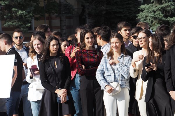 Най-щастливи и уверени са студентите, които учат за свещеници и полицаи (Графики)