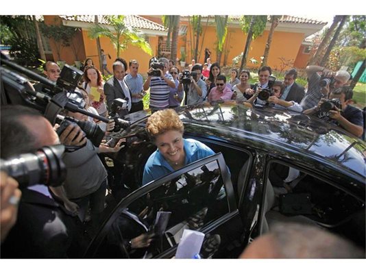 Дилма Русеф се качва на колата си, обградена от тълпа от репортери, в столицата Бразилия. 
СНИМКИ: РОЙТЕРС