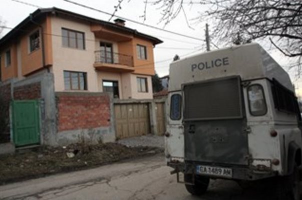 Семейство Вучеви вече не обитава злополучната къща в Симеоново, твърдят техни съседи