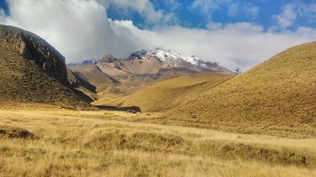 Великолепието на Андите в подножието на вулкана Ел Алтар (Видео, снимки)