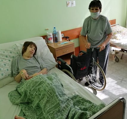 Милена с майка си в болничната стая