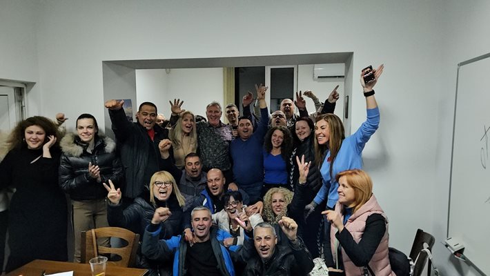 Красимир Герчев с колеги, приятели, съмишленици и семейството си в щаба в Разлог.