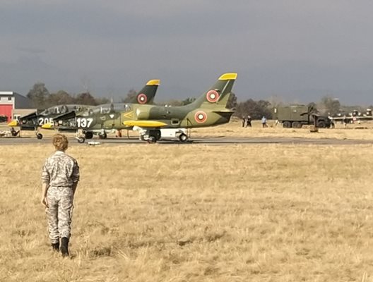 Самолет „Спартан“ излита за черната кутия на катастрофиралия учебно-боен самолет L-39
СНИМКА: РАДКО ПАУНОВ