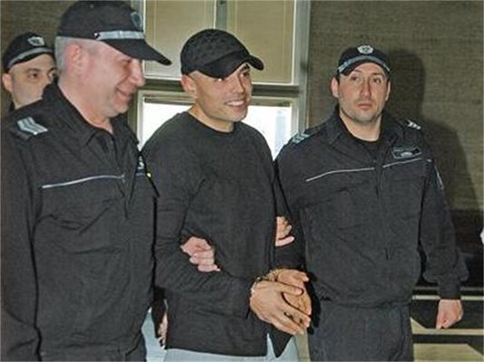"Моля съда да му пусне", бяха единствените думи на Прокопиев (на снимката воден от съдебната охрана) и Лебешковски. Прокопи има бебе, а другият двама сина. Защитата поиска да ги освободят, за да си гледадат децата.
СНИМКИ: ГЕРГАНА ВУТОВА