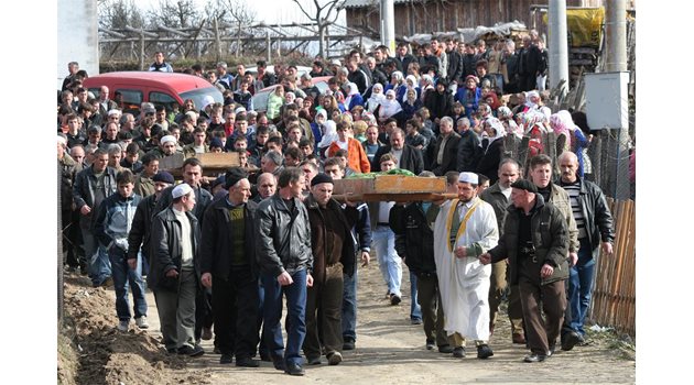 Ритуал: Закланите от Манчо Панюков дечица бяха погребани както подобава на мюсюлмани.