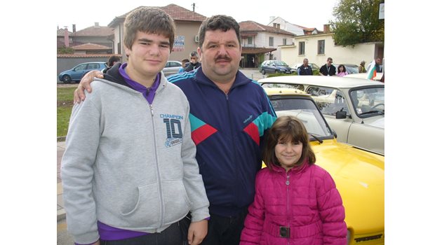 Ивайло Антов, който е собственик на 75 трабанта, помощници са му дъщерята Камелия и синът Мартин.