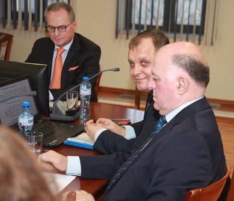 Лозан Панов ръководи заседанията на съдийската колегия на ВСС. До него са шефът на ВАС Георги Чолаков и представляващият ВСС Боян Магдалинчев.