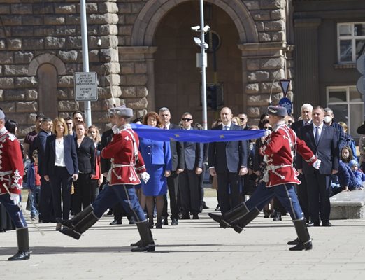 Радев отбеляза Деня на Европа с издигане на европейското знаме пред президентството. Снимки Йордан Симеонов