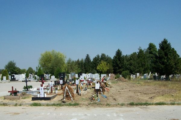 Освен че траурните услуги в Пловдив поскъпнаха с 20%, свършват и местата в гробищата.