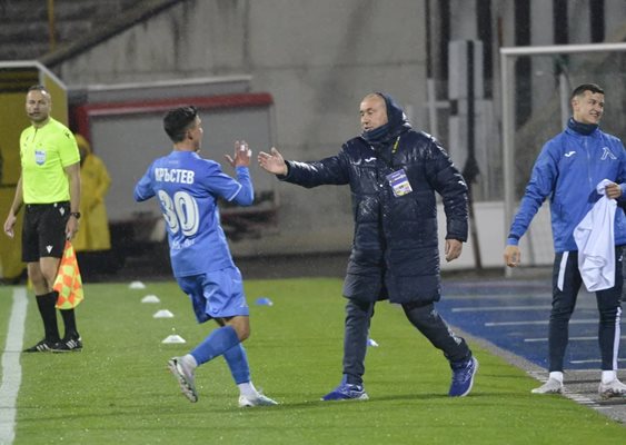Филип Кръстев поздравява Мъри Стоилов, след като вкара гола за 1:0. СНИМКИ: ЙОРДАН СИМЕОНОВ