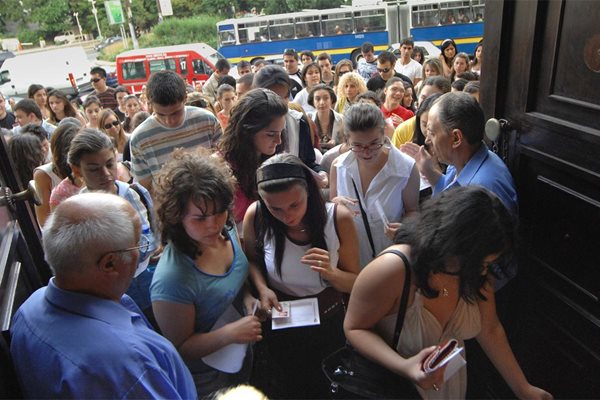 Студенти се тълпят пред Софийския университет “Свети Климент Охридски” преди изпит.