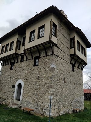 Кулата на Ангел войвода в двора на Араповския манастир.