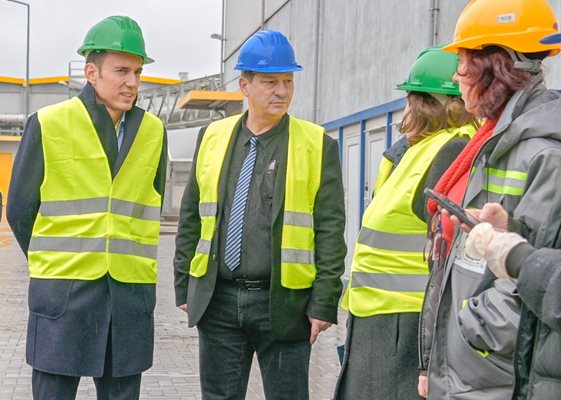 Кметът на София Васил Терзиев (крайният вляво) установи, че заводът за боклук край село Яна е поддържан зле. Снимка Столична община