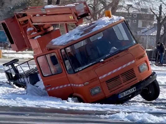 Вишката, паднала в образувалата се дупка. Снимка: Фейсбук