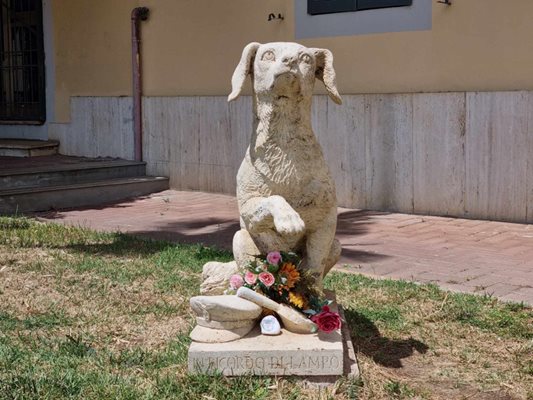 Паметникът на Лампо на гарата в Кампиля Маритима СНИМКА: Виолина Христова