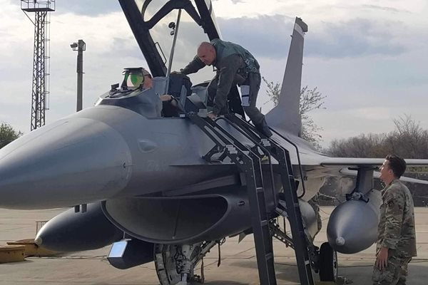 Президентът се качи в кабината на изтребител F-16.