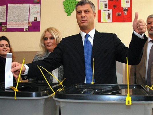 Премиерът на Косово Хашим Тачи гласува в Прищина.
