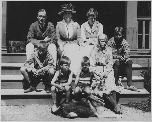 Франклин Делано Рузвелт на почивка със семейството си в Кампобело през 1920 г. Съпругата му Елинор е племенница на президента Теодор Рузвелт.