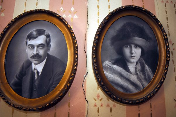 Портретите на Пейо и Лора са в къщата музей.