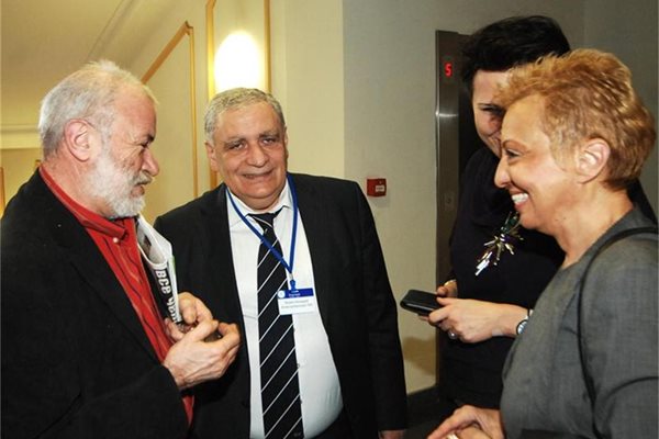 Генадий Тепкян (в средата), вицепрезидент на "Атомстройекспорт" разговаря с медийния експерт Дияна Дамянова.
