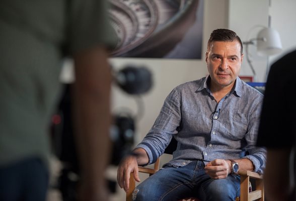 Слави Ангелов, докато говори в документалния филм на "Ал Джазира" 