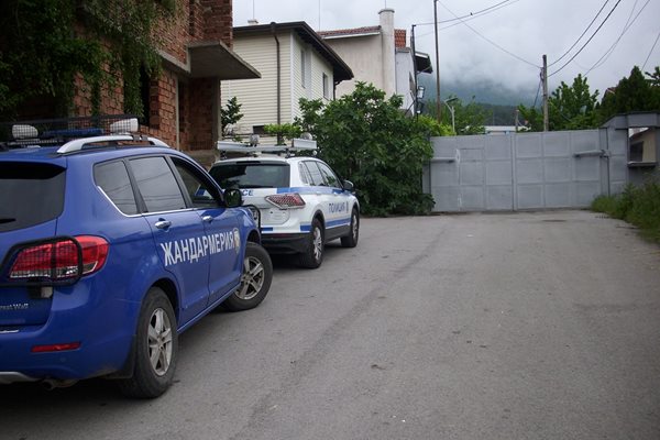 Полиция пред имението на Братя Галеви в Ресилово. СНИМКА: Тони Маскръчка