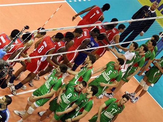 Волейболните национали на България и Куба се поздравяват преди началото на на драматичния мач пред 4500 зрители във Варна вчера.
СНИМКА: ЦВЕТОМИР ТРЪНКОВ
