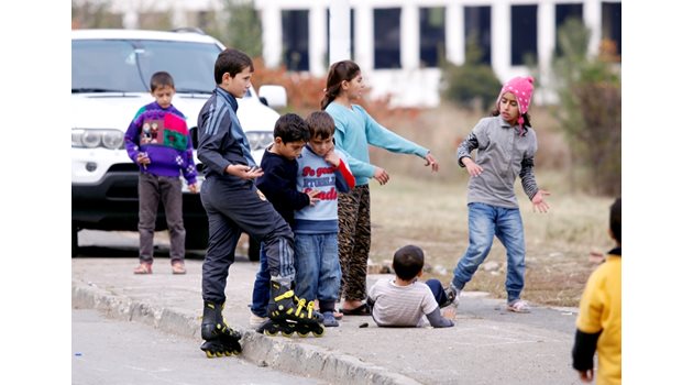 Бежански деца си играят край центъра в “Овча купел”. В дългосрочен план мигрантите ще са полезни за социалната система и ще допринасят за плащането на пенсиите.