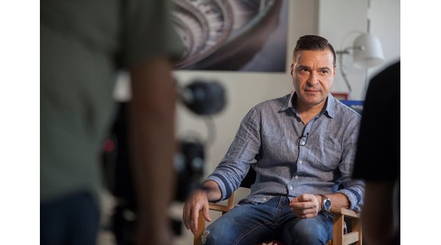 Слави Ангелов, докато говори в документалния филм на "Ал Джазира" 