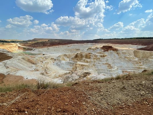 Открит рудник за добив на кварц-каолинова суровина край Ветово