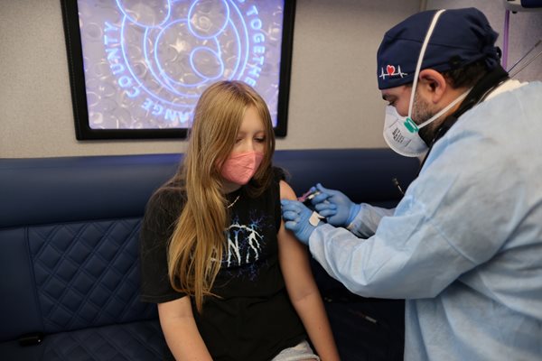 Лекар ваксинира момиче срещу хепатит в САЩ.

СНИМКА: РОЙТЕРС