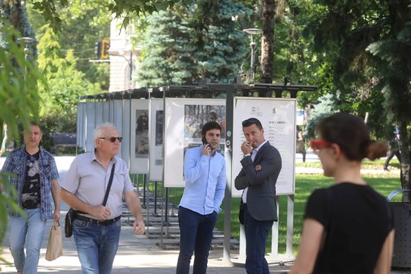 Никола Минчев разговаря с познат в градинката на "Кристал" в столицата, след като пи кафе там.
СНИМКА: НИКОЛАЙ ЛИТОВ