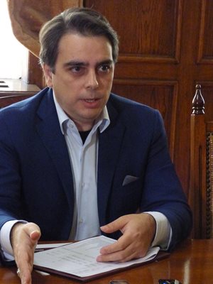 Асен Василев: Работата на управлението е да решава проблемите, а не да плаши хората с тях