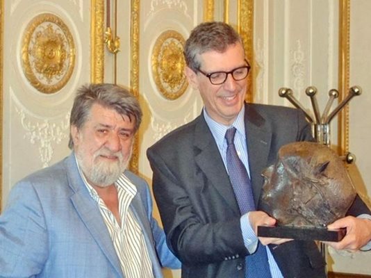Министър Рашидов подарява на Анри Лоарет своя скулптура.
СНИМКА: МИНИСТЕРСТВО НА КУЛТУРАТА