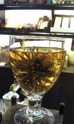 Цвете, което се използва за приготвяне на чай. След изпиването му се налива вода и служи за украса.