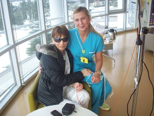 Соня в клиниката заедно с медицинска сестра