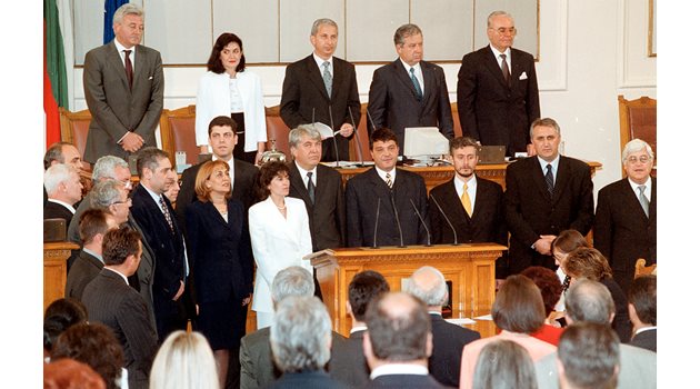 Кабинетът “Сакскобургготски” е избран и полага клетва пред парламента на 24 юли 2001 г.