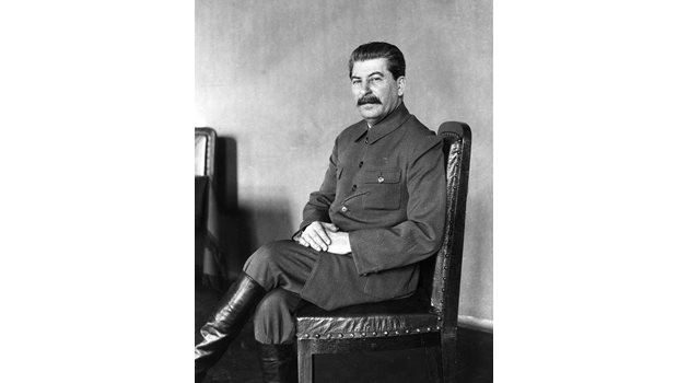 Сталин активно подкрепя мракобесните идеи за ликвидиране на религията, завещани от Ленин и Троцки.