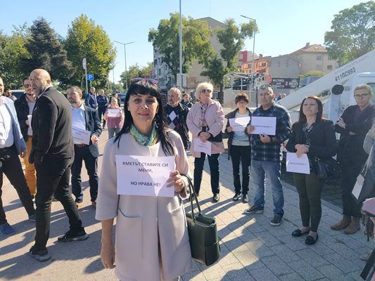 Бившата общинска съветничка Пепа Деведжиева е от организаторите на протеста.
Снимки: Авторът.