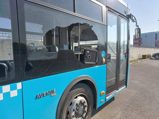 Стъклото на автобуса по линия № 12 е потрошено след стрелба с пушка.