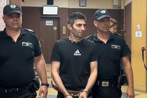 Александър Пашов ще лежи в затвора 16 години за убийството на жена си с незаконен пистолет.