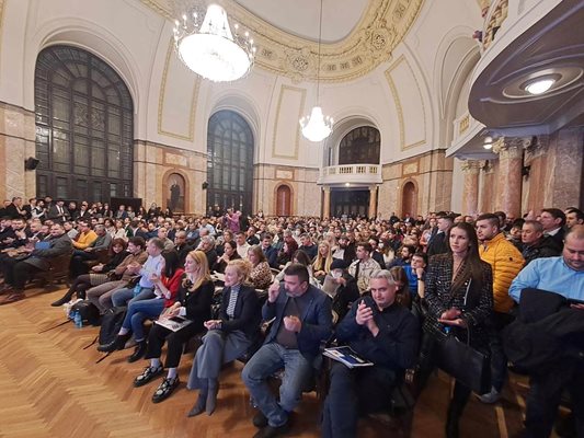 Аулата на Софийския университет бе препълнена.