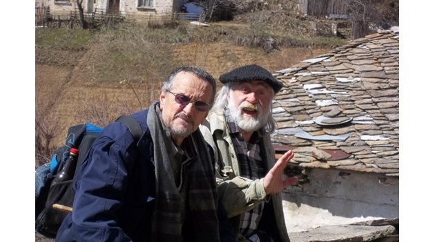 Шеев и Никола Пашов обикалят малките родопски села и махали и правят импровизирани спектакли на възрастните хора.