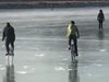 Стотици караха колело и играха хокей върху замръзналия Дунав (Видео)