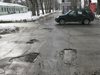 Снегът отвори кратери в Пловдив, пукат гуми