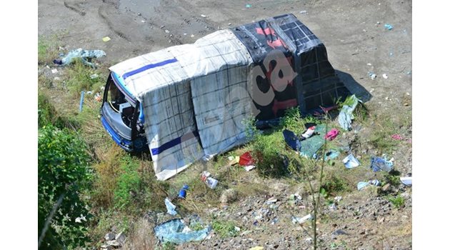 Катастрофиралият автобус  СНИМКА: Йордан Симеонов