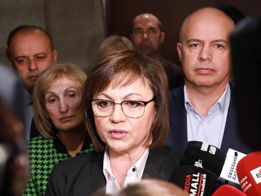 Корнелия Нинова призова Румен Радев да извади своя проект за промени в конституцията.