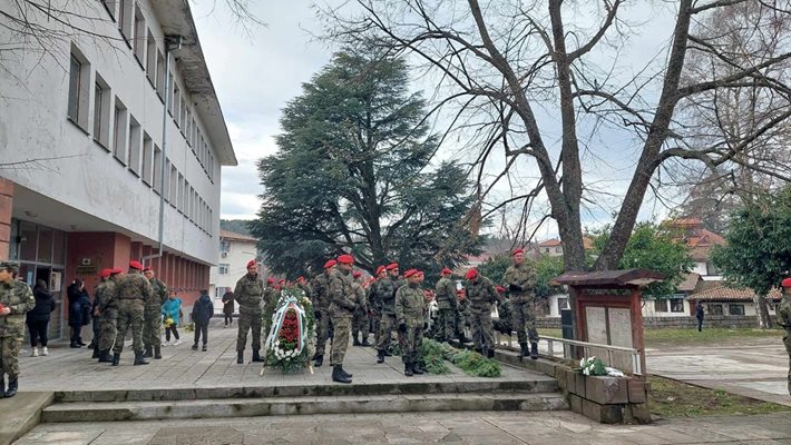 Военни се готвят да поднесат гирлянда на славата.