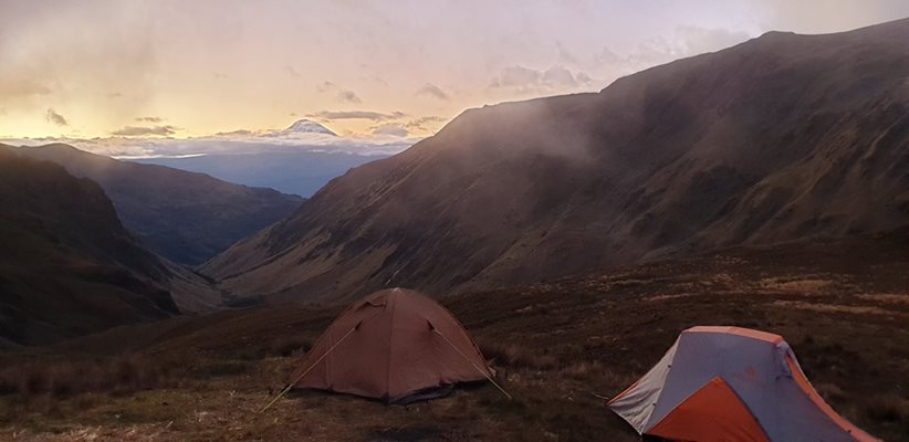 На 4200 м надморска височина построихме палатките, за тази студена нощ, която ни очакваше. В далечината проблясна връх Чимбаросо. За кратко!