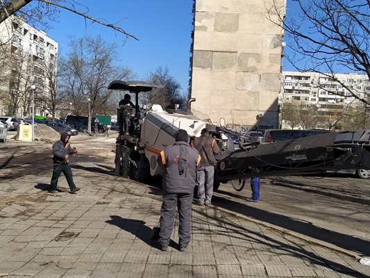 Работниците не са спирали, само се молят да не ги "захапе" заразата. Снимки: Авторът